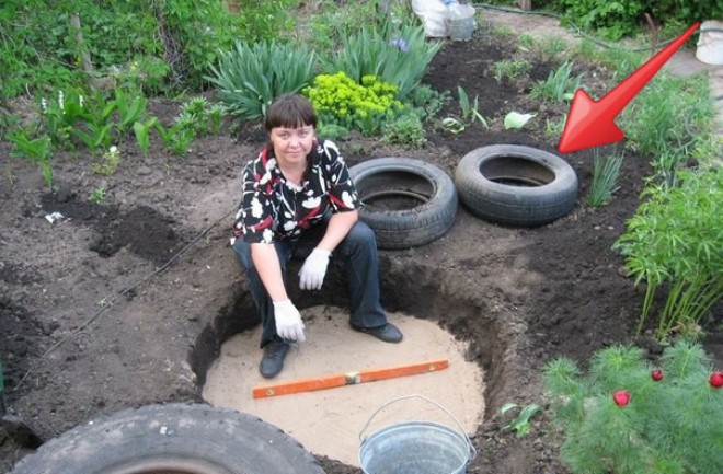 Három gödröt ásott a kertben, majd használt gumikat helyezett bele - Az eredmény lenyűgöző!