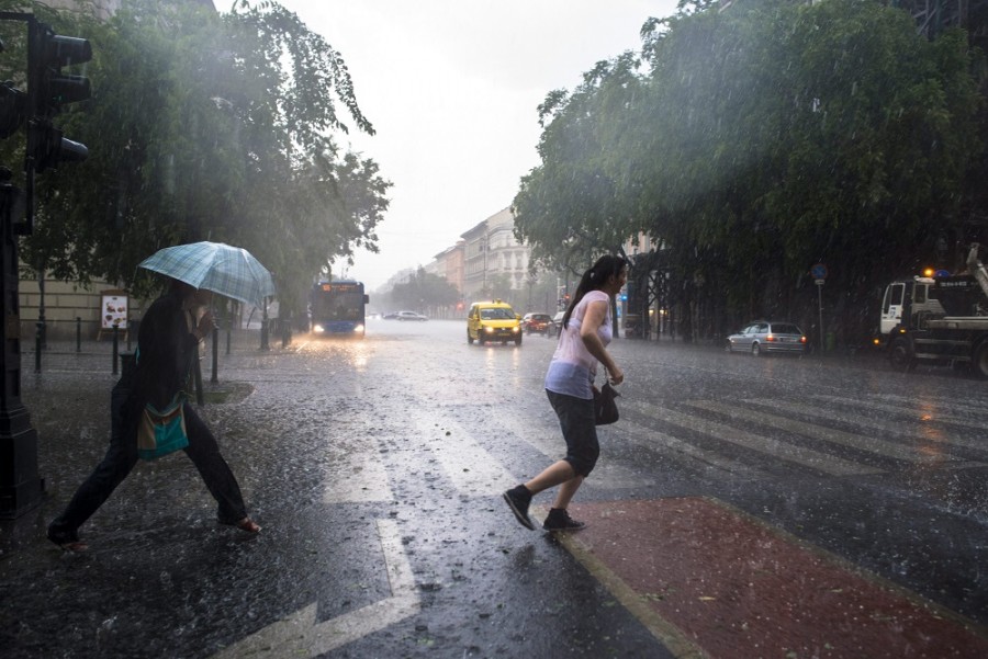 Friss: I. fokú riasztás van érvényben az országra a nagy mennyiségű eső miatt, de ekkor már vissza tér majd a jó idő